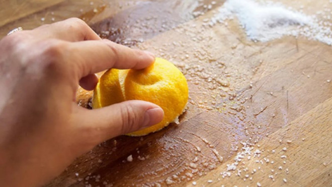 vệ sinh thớt bằng chanh và muối