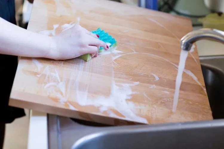 vệ sinh thớt bằng xà phòng