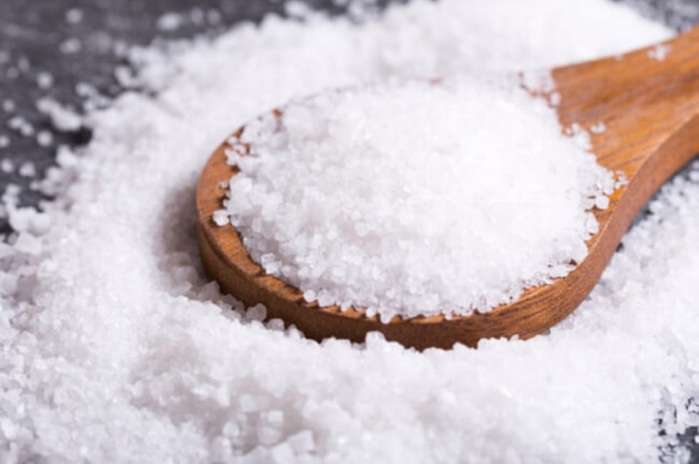 dùng muối loại bỏ mùi tanh của cá