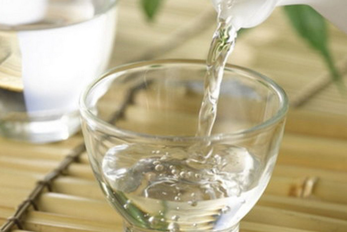 dùng rượu loại bỏ mùi tanh của cá